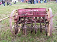 Semoir mecanique a cereales Mc Cormick, en ligne a disques (30eme fete des moissons de Saint-Jean-de-Touslas) (1)